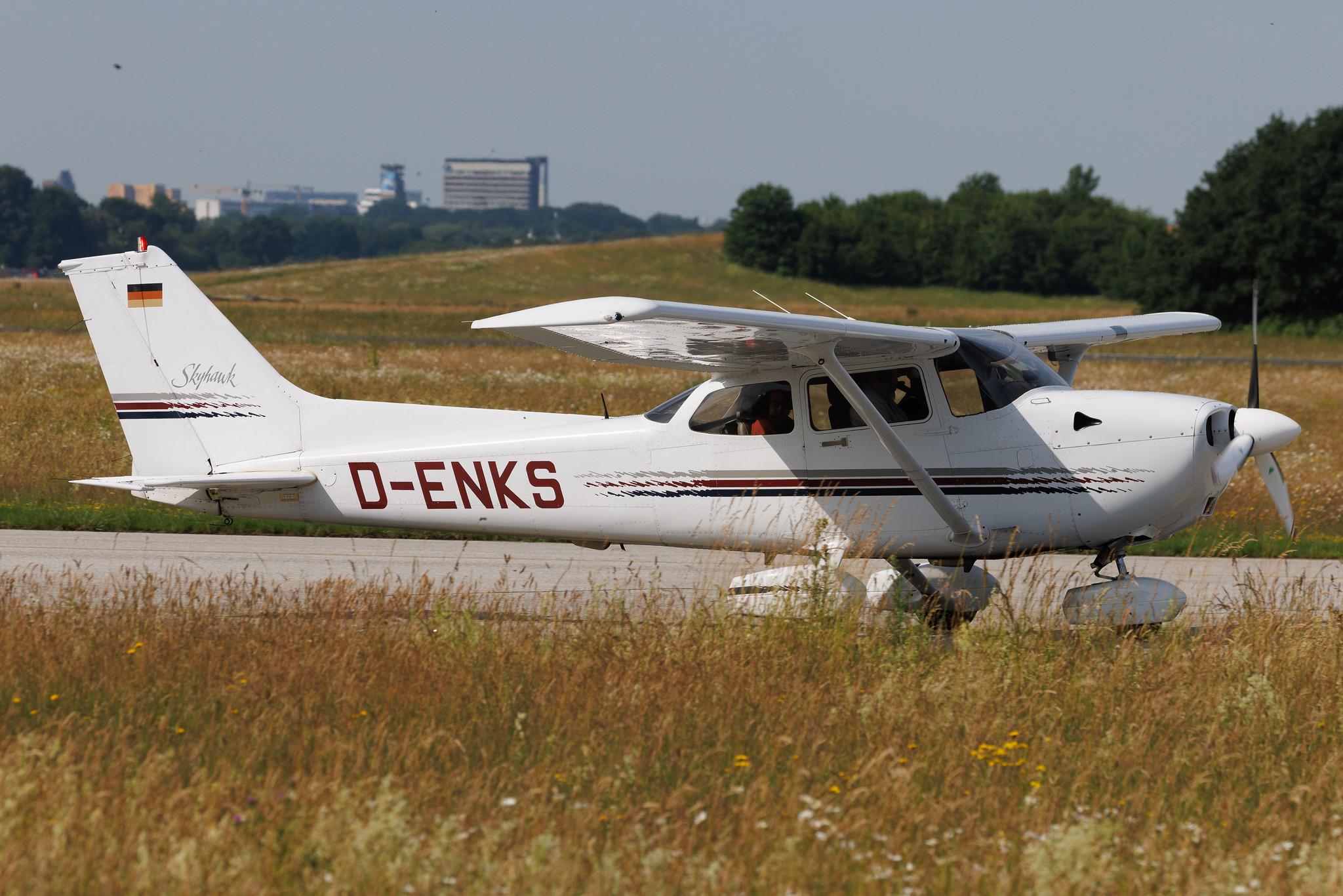 Hamburg Airport: Hanseatischer Fliegerclub Hamburg | Cessna 172R C172 | D-ENKS | MSN 172-80136