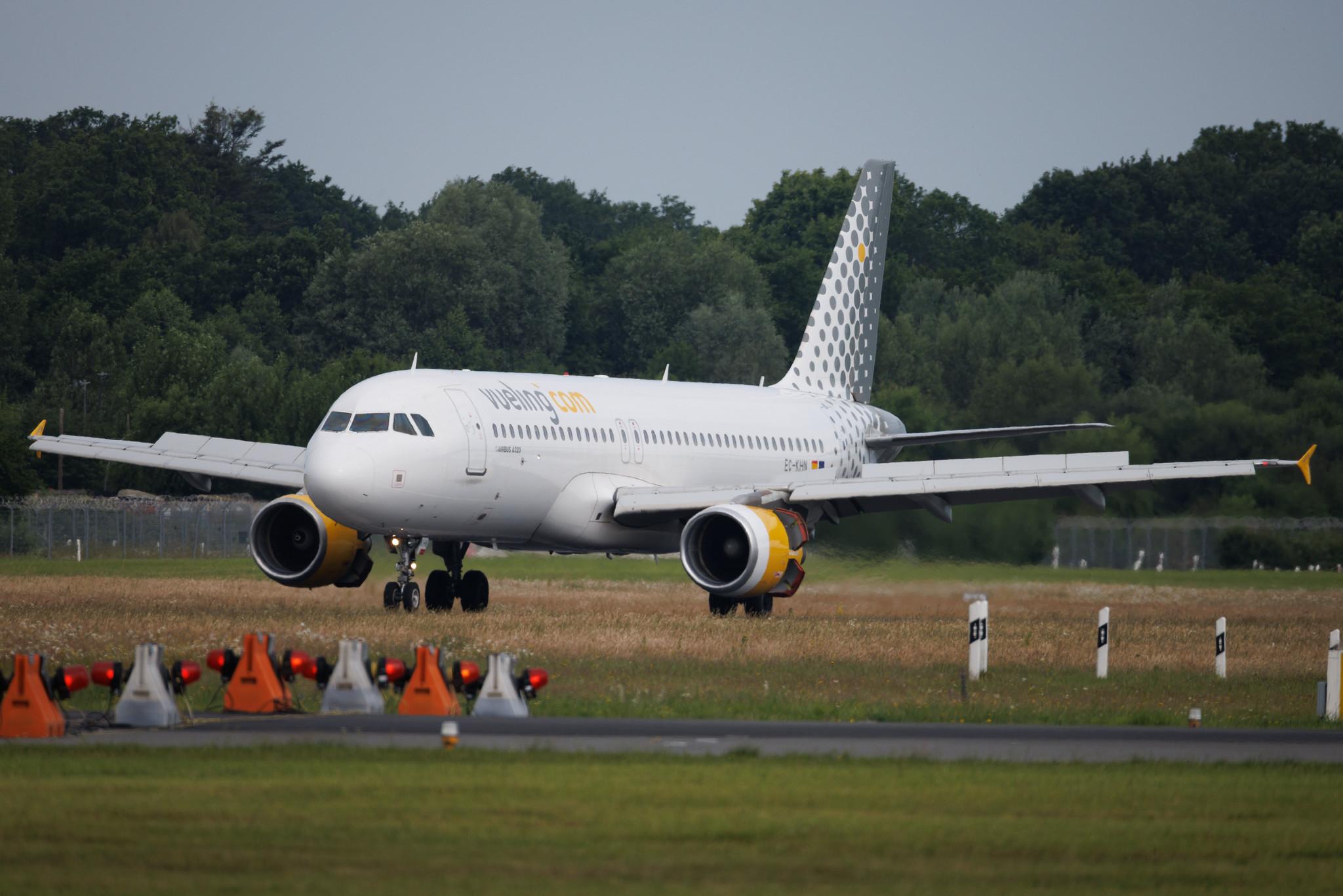 Hamburg Airport: Vueling (VY / VLG) | Airbus A320-216 A320 | EC-KHN | MSN 3203