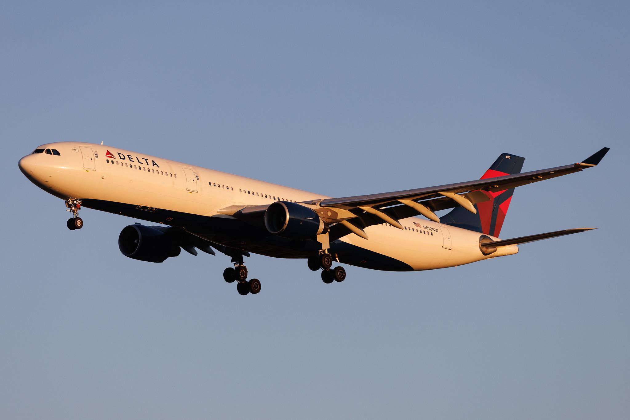Rome Leonardo da Vinci Fiumicino Airport: Delta Air Lines (DL / DAL) | Airbus A330-323 A333 | N810NW | MSN 0674