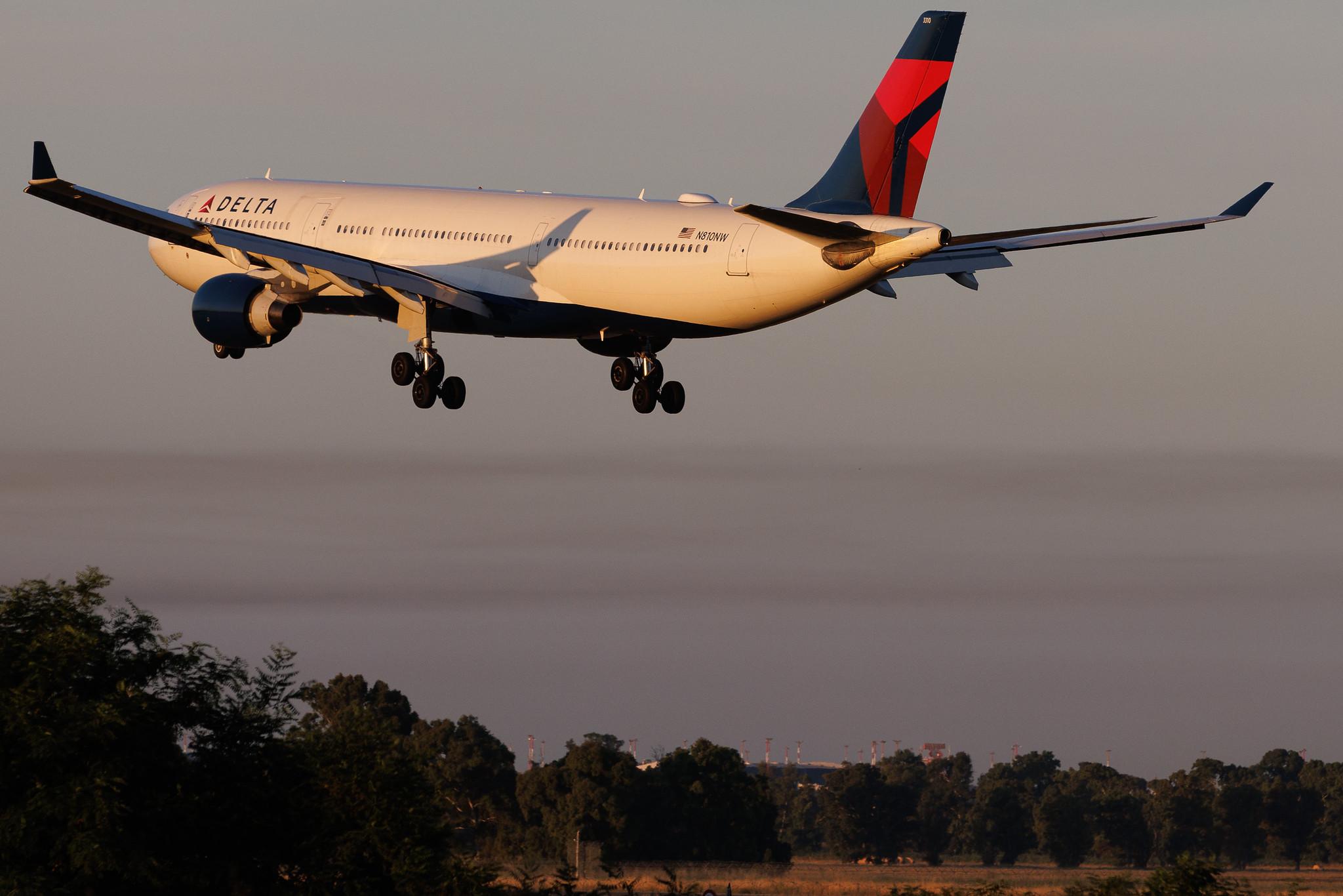Rome Leonardo da Vinci Fiumicino Airport: Delta Air Lines (DL / DAL) | Airbus A330-323 A333 | N810NW | MSN 0674